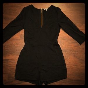 Low V neck cut long sleeve romper